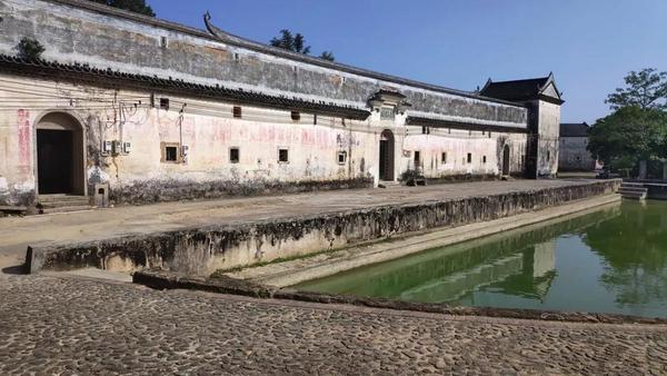 的小公园,这个公园就位于秋长周田村老围小组碧滟楼围屋的门前.